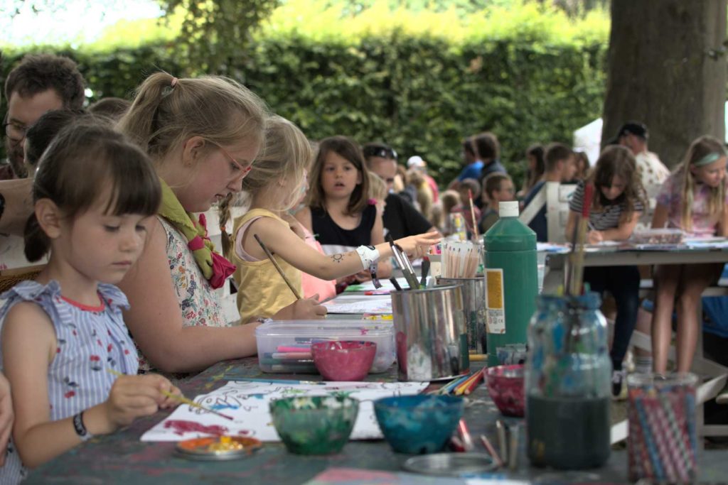 Enfants jeux peinture pays des merveilles lasemo festival